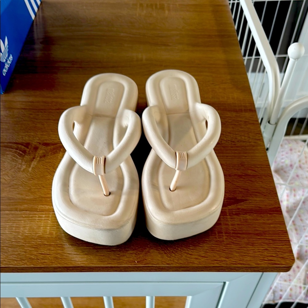 Melissa Flip Flops - white size 9
No box